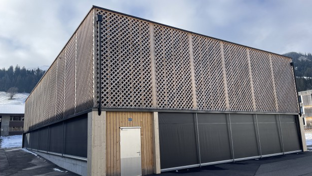 Aussenansicht des gedeckten Sportplatzes